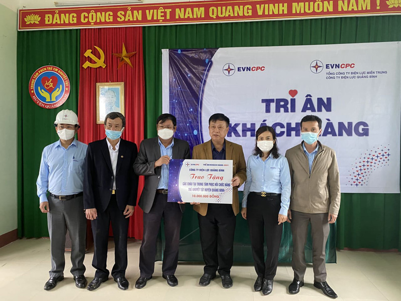 PC Quảng Bình tặng quà tại Trung tâm Phục hồi chức năng trẻ khuyết tật Hiền Ninh (Quảng Ninh) trong chuỗi hoạt động 
