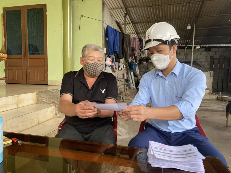 PC Quảng Bình tặng “Thẻ bảo hiểm an toàn điện” cho khách hàng làm việc trong môi trường tiềm ẩn nguy cơ mất an toàn điện