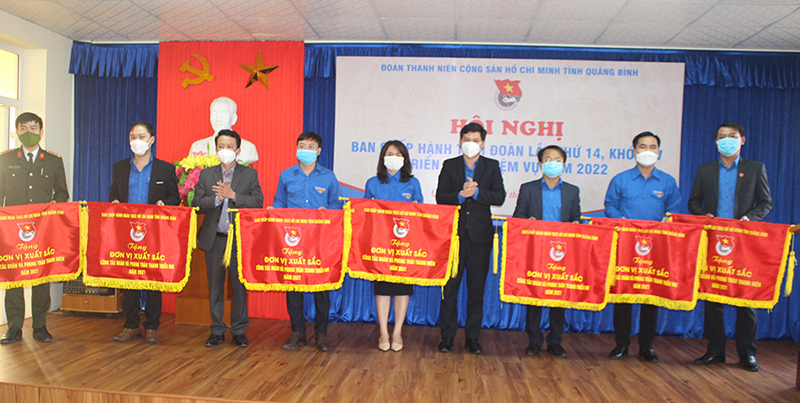 Đại diện lãnh đạo Ủy ban MTTQ Việt Nam tỉnh, Tỉnh đoàn trao cờ thi đua của BCH Tỉnh đoàn cho các tập thể có thành tích xuất sắc năm 2021.