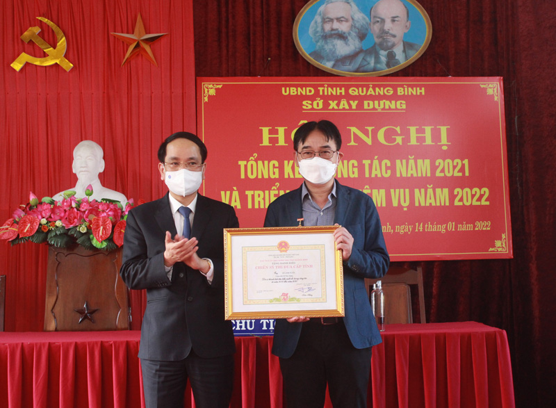 Đồng chí Phó Chủ tịch UBND tỉnh Phan Mạnh Hùng, Tỉnh ủy viên, trao danh hiệu Chiến sỹ thi đua cấp tỉnh cho đồng chí Lê Anh Tuấn, Giám đốc Sở Xây dựng.