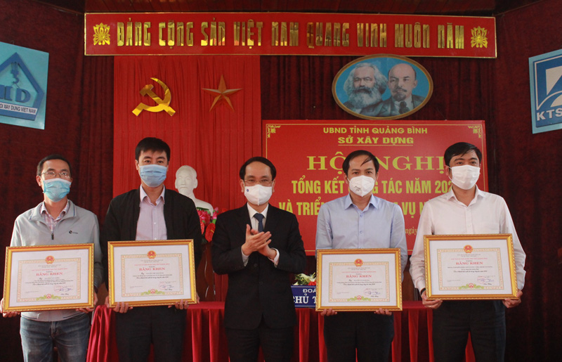 Đồng chí Phó Chủ tịch UBND tỉnh Phan Mạnh Hùng trao bằng khen của UBND tỉnh cho các cá nhân có thành tích xuất sắc trong công tác