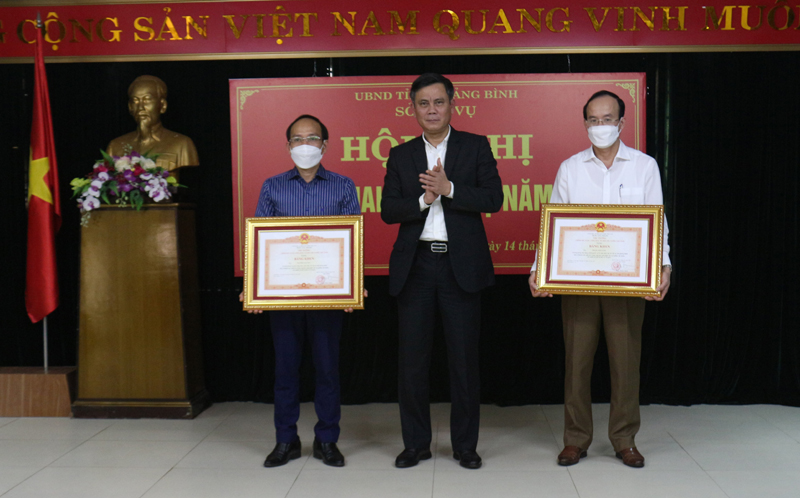 Thừa ủy quyền của Thủ tướng Chính phủ, đồng chí Chủ tịch UBND tỉnh Trần Thắng trao bằng khen cho các cá nhân.
