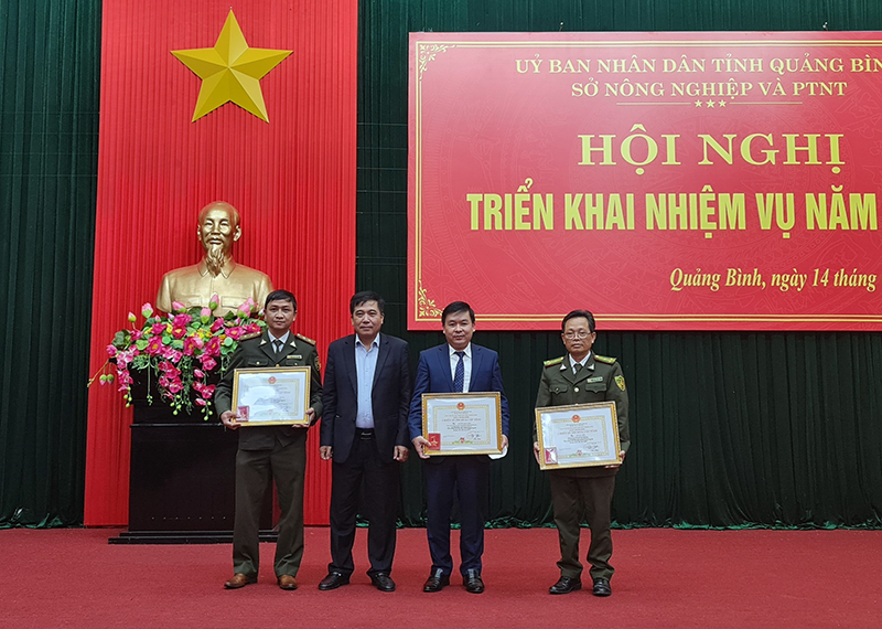 Đồng chí Phó Chủ tịch Thường trực UBND tỉnh Đoàn Ngọc Lâm trao tặng danh hiệu chiến sĩ thi đua cấp tỉnh cho các cá nhân.