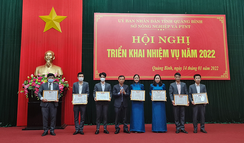 Đồng chí Mai Văn Minh, Giám đốc Sở NN-PTNT trao giấy khen cho các tập thể và cá nhân có thành tích xuất sắc năm 2021.