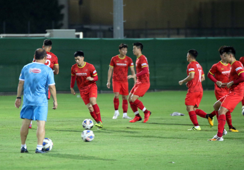 Tuyển Việt Nam nỗ lực giành điểm trước tuyển Trung Quốc. Ảnh: VFF