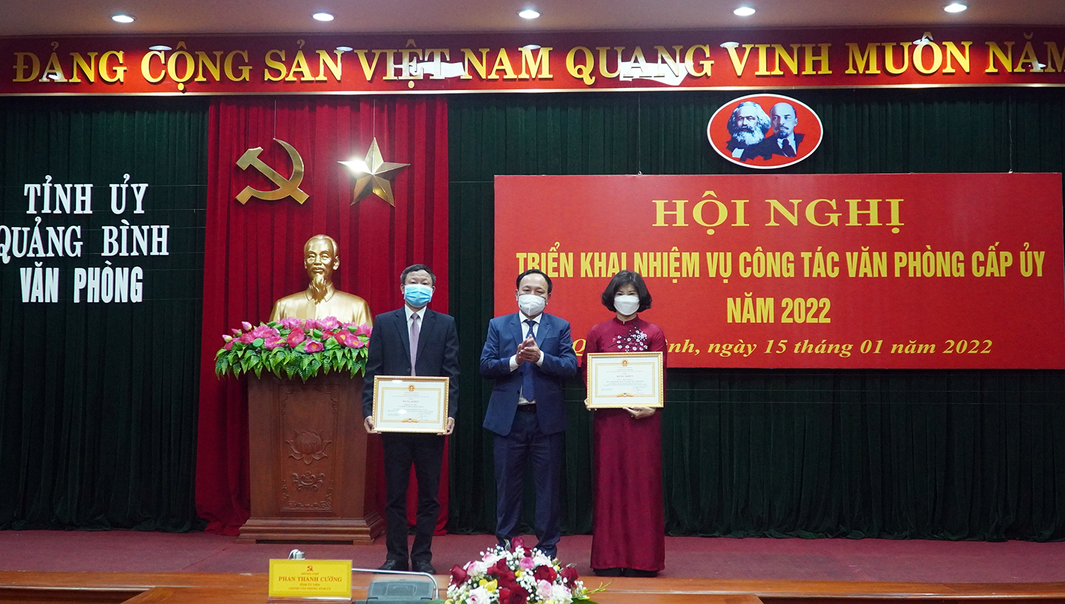 Đồng chí Phó Bí thư Thường trực Tỉnh ủy Trần Hải Châu trao Bằng khen của Văn phòng Trung ương Đảng cho các tập thể. và cá nhân