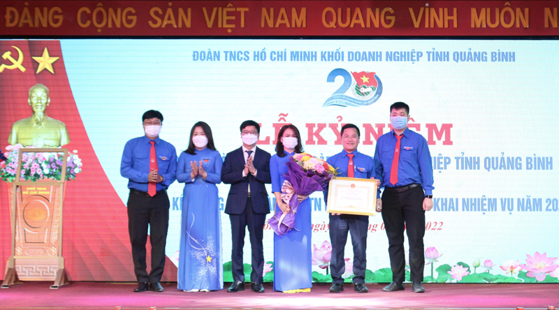 Đồng chí Phạm Quang Ánh, TUV, Bí thư Đảng ủy khối DN trao bằng khen của Chủ tịch UBND tỉnh cho Đoàn khối DN