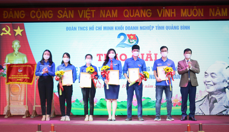 Đoàn khối DN tỉnh tuyên dương các thí sinh đạt giải cuộc thi tìm hiểu về Đại tướng Võ Nguyên Giáp.