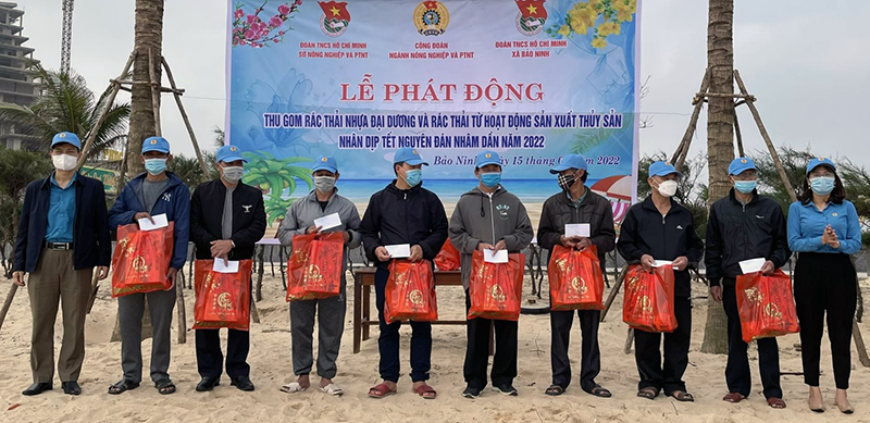 Đoàn thanh niên-Công đoàn ngành Nông nghiệp-PTNT trao quà cho cho các đoàn viên Nghiệp đoàn nghề cá xã Bảo Ninh.