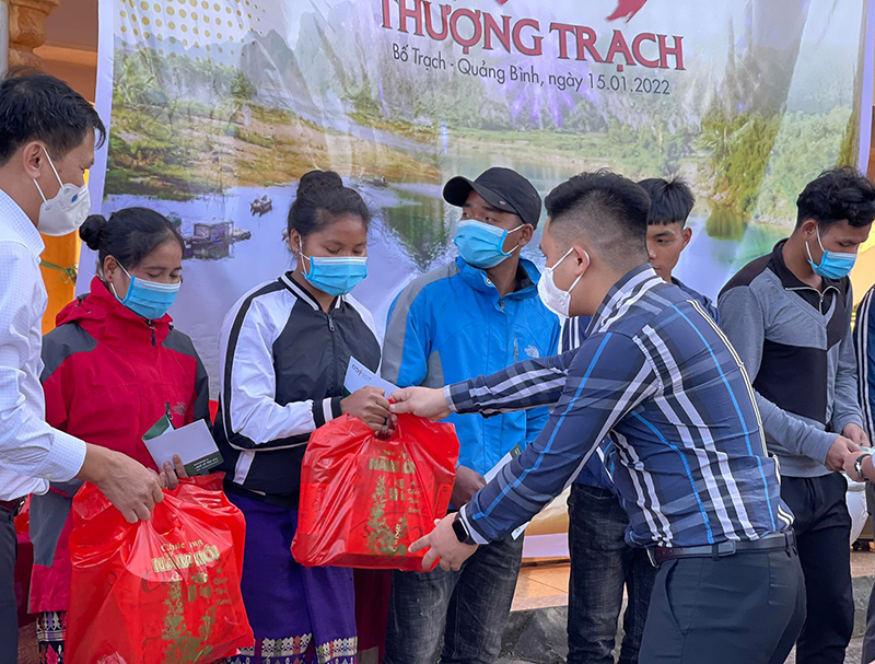 Đại diện Báo Công thương trao quà hỗ trợ cho các hộ dân tại xã Thương Trạch (huyện Bố Trạch).