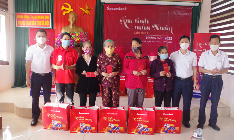 Sacombank Quảng Bình trao quà Tết cho người cao tuổi và trẻ em thiếu may mắn đang được chăm sóc, nuôi dưỡng tại Trung tâm Bảo trợ xã hội tỉnh. 