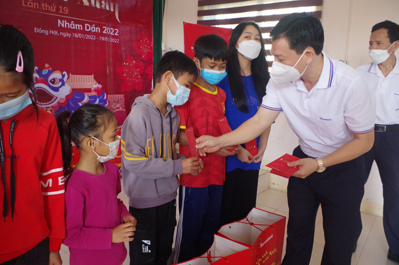 Sacombank Quảng Bình trao quà Tết cho người cao tuổi và trẻ em thiếu may mắn đang được chăm sóc, nuôi dưỡng tại Trung tâm Bảo trợ xã hội tỉnh. 