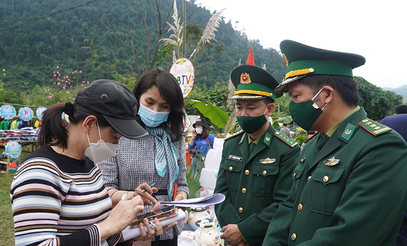 Ban Nữ công Đài PT-TH Quảng Bình và cán bộ, chiến sỹ Đồn Biên phòng Làng Ho