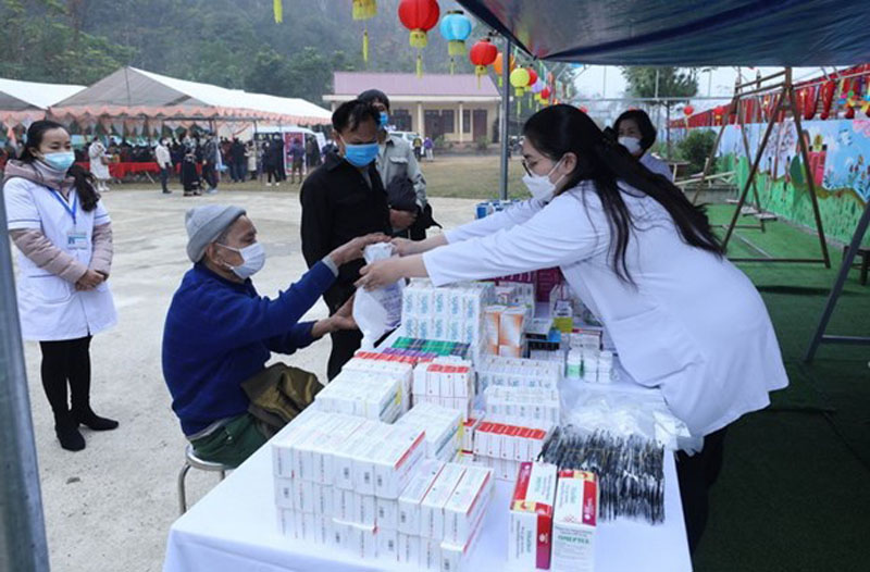 Cán bộ y tế cấp thuốc cho người dân huyện Bắc Sơn, tỉnh Lạng Sơn, trong Chương trình “Tết Nhân ái 2022.” (Ảnh: Anh Tuấn/TTXVN)