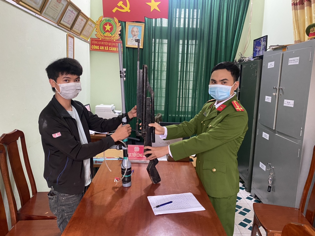 Anh Lê Anh Tuấn giao nộp súng tự chế cho Công an xã Cảnh Hóa.