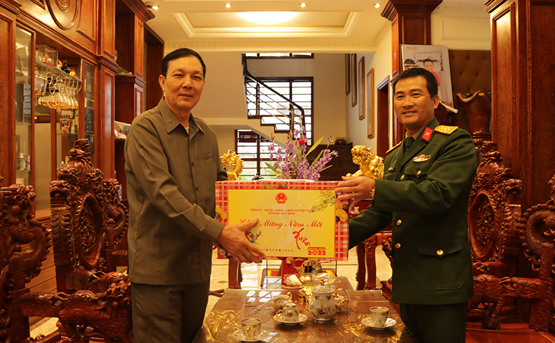 Đồng chí Đoàn Sinh Hòa, Ủy viên Thường vụ Tỉnh ủy, Chỉ huy trưởng Bộ CHQS tỉnh tặng quà cho gia đình nguyên lãnh đạo Bộ chỉ huy Quân sự tỉnh.