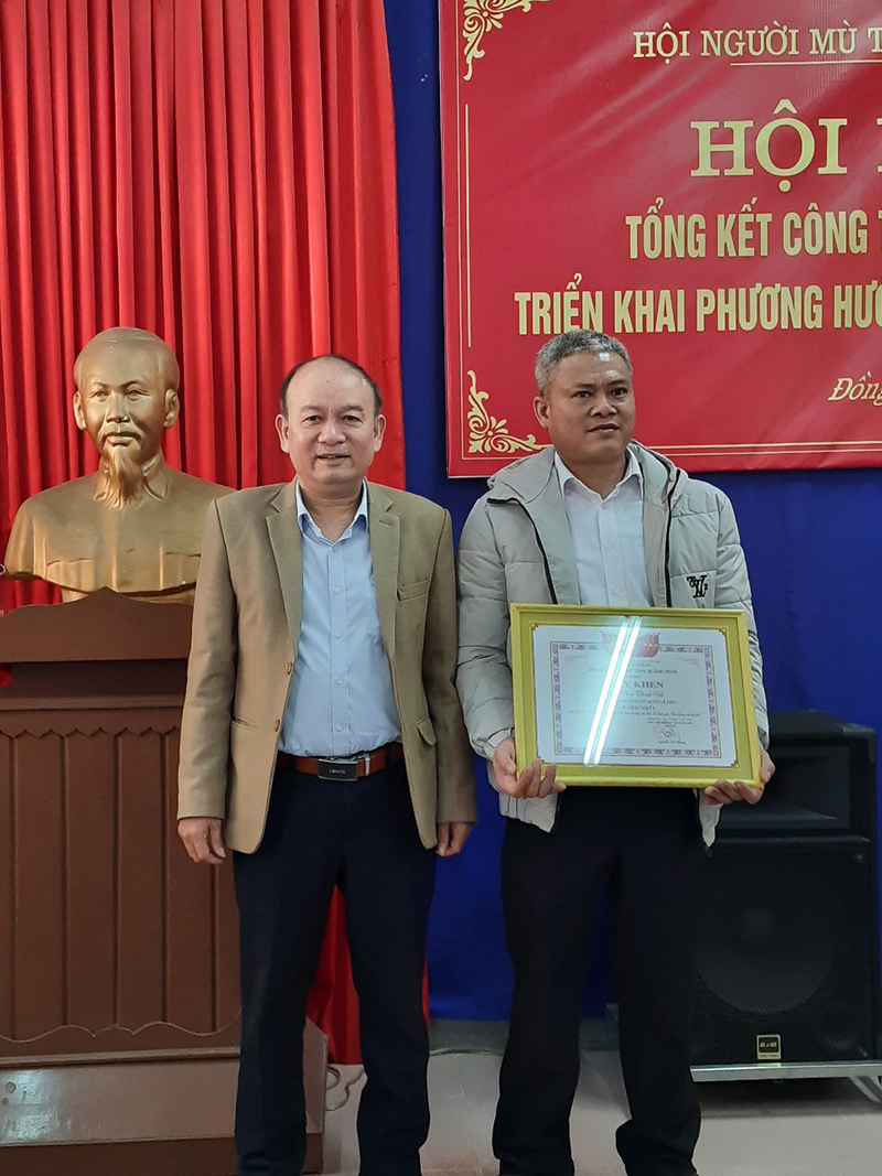 Đại diện lãnh đạo Hội người mù Quảng Bình trên trao giải nhất cho anh Phan Thanh Việt ở huyện Lệ Thủy.