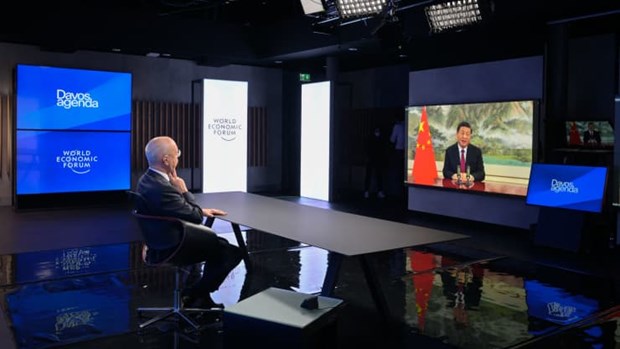 Người sáng lập và Chủ tịch điều hành Diễn đàn Kinh tế Thế giới (WEF) Klaus Schwab nghe Chủ tịch Trung Quốc Tập Cận Bình phát biểu tại phiên khai mạc. (Nguồn: AFP/Getty Images)