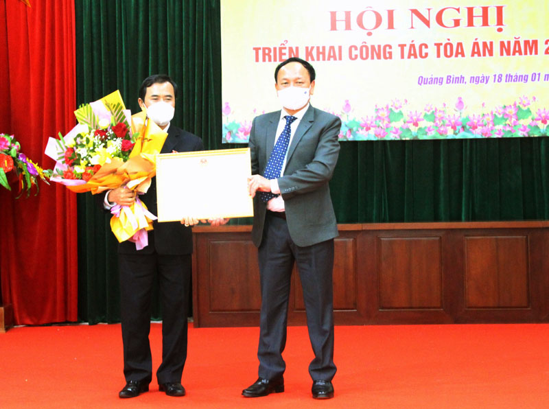 hừa ủy quyền Chủ tịch nước, đồng chí Trần Hải Châu trao Huân chương Lao động hạng nhất cho nguyên Chánh án TAND tỉnh Nguyễn Thanh Xuân