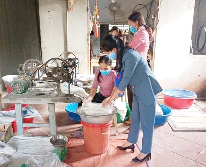 Cơ sở sản xuất mỳ gạo của chị Nguyễn Thị Mai đã tạo việc làm cho nhiều lao động tại địa phương.