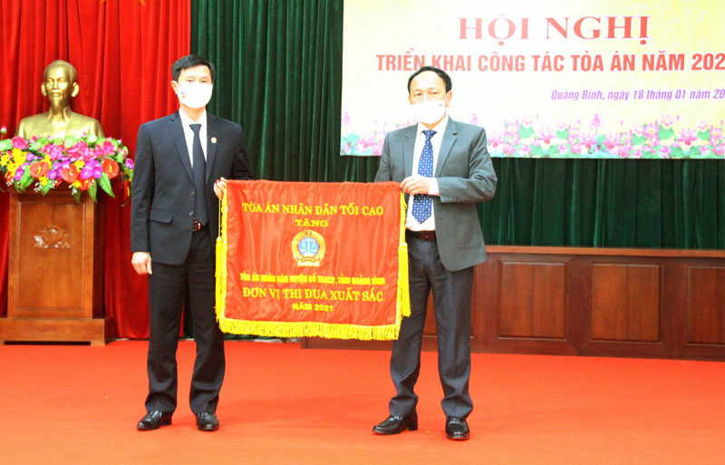 Đồng chí Trần Hải Châu trao Cờ thi đua năm 2021 của TAND tối cao cho TAND huyện Bố Trạch