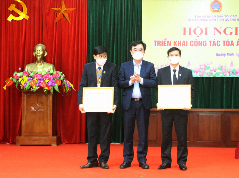 Đồng chí Nguyễn Lương Bình, Ủy viên Ban Thường vụ, Trưởng ban Nội chính Tỉnh ủy trao Bằng khen của TAND tối cao cho các cán bộ ngành tòa án có thành tích xuất sắc năm 2021