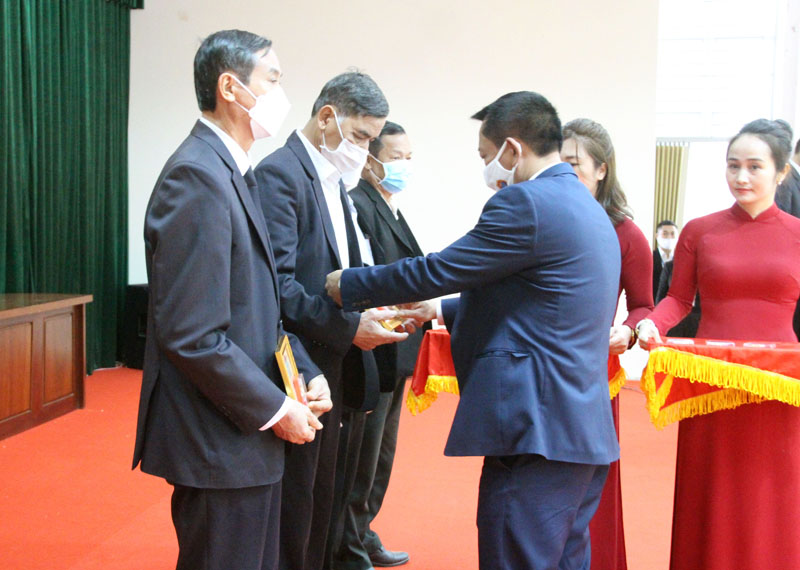Đồng chí Nguyễn Hữu Tuyến, Chánh án TAND tỉnh trao kỷ niệm chương “Vì sự nghiệp ngành tòa án” cho các cá nhân có nhiều đóng góp đối với ngành tòa án