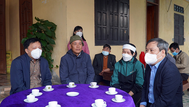 Đồng chí Bí thư Tỉnh ủy Vũ Đại Thắng thăm gia đình liệt sỹ Phan Thanh Miên