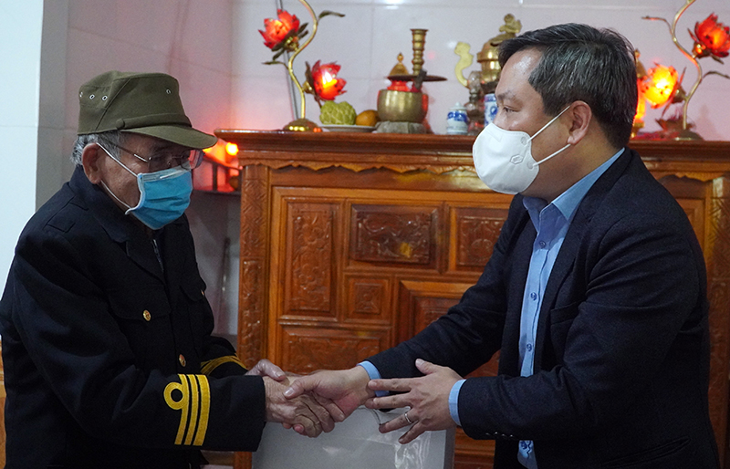  Đồng chí Bí thư Tỉnh ủy Vũ Đại Thắng thăm gia đình thương binh Nguyễn Quang Vịnh.