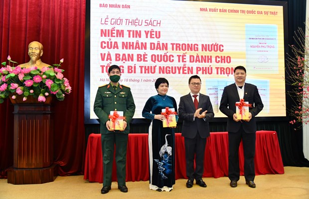 Tổng Biên tập Báo Nhân Dân Lê Quốc Minh trao tặng sách quý cho đại diện một số cơ quan, trường học. (Ảnh: Báo Nhân dân)