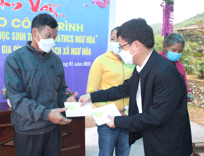 Đồng chí Phạm Quang Ánh, Tỉnh ủy viên, Bí thư Đảng ủy Khối DN tỉnh trao quà hỗ trợ cho các hộ cận nghèo.