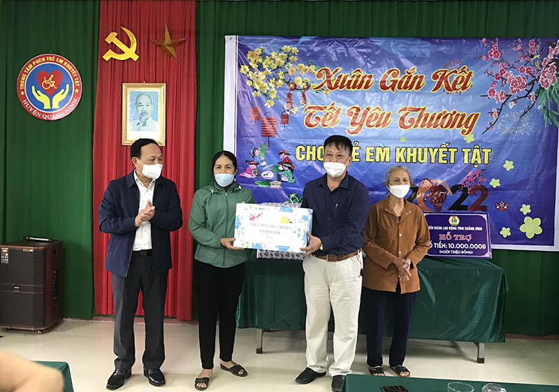 Đồng chí Phó Bí thư Thường trực Tỉnh ủy Trần Hải Châu tặng quà Trung tâm phục hồi chức năng trẻ em khuyết tật, trẻ em nạn nhân chất độc gia cam Hiền Ninh.