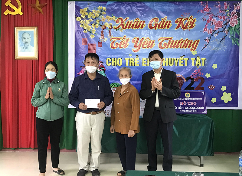 Đại diện lãnh đạo HĐND tỉnh tặng quà Trung tâm phục hồi chức năng trẻ em khuyết tật, trẻ em nạn nhân chất độc gia cam Hiền Ninh.