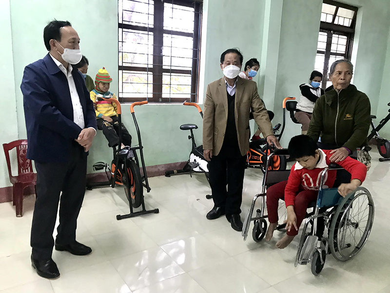 -	Đồng chí Phó Bí thư Thường trực Tỉnh ủy Trần Hải Châu thăm hỏi, động viên trẻ em đang điều trị tại Trung tâm phục hồi chức năng trẻ em khuyết tật, trẻ em nạn nhân chất độc gia cam Hiền Ninh.