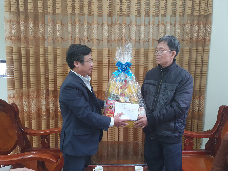 Đồng chí Trưởng ban Tuyên giáo Tỉnh ủy Cao Văn Định tặng quà gia đình ông Đinh Quốc Việt