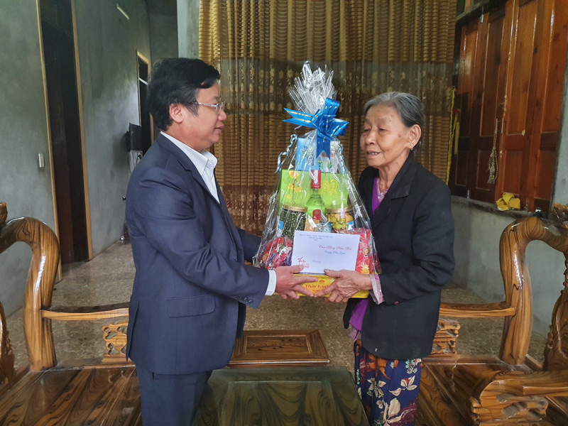 Đồng chí Trưởng Ban Tuyên giáo Tỉnh ủy Cao Văn Định tặng quà cho Anh hùng Lao động Đinh Thị Thu Hiệp