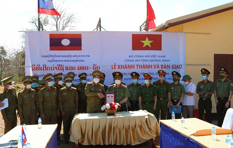 Lãnh đạo Công an tỉnh Quảng Bình và Khăm Muộn ký biên bản bàn giao nhà.