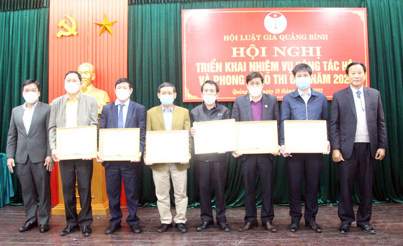 Lãnh đạo Ban Nội chính Tỉnh ủy và HLG tỉnh trao bằng khen của HLG Việt Nam cho các tập thể có thành tích xuất sắc năm 2021