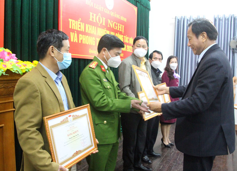 Ông Nguyễn Văn Thìn, Chủ tịch HLG tỉnh trao bằng khen của HLG Việt Nam cho các cá nhân có thành tích xuất sắc năm 2021