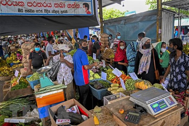Người dân mua thực phẩm tại khu chợ ở Colombo, Sri Lanka, ngày 12/5/2021. (Ảnh: AFP/TTXVN)