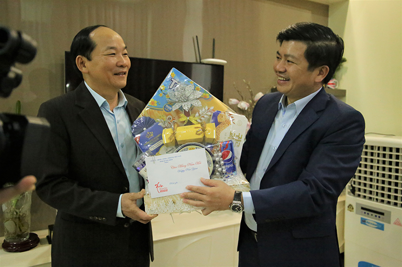 Đồng chí Trưởng ban Tổ chức Tỉnh ủy Trần Vũ Khiêm tặng quà Tết cho đồng chí Trần Xuân Vinh.