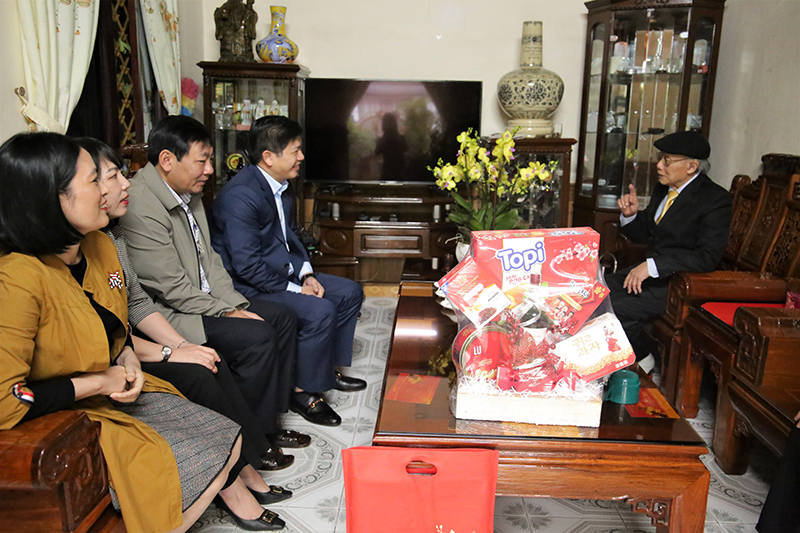 Đồng chí Trưởng ban Tổ chức Tỉnh ủy Trần Vũ Khiêm thăm hỏi tình hình sức khỏe đồng chí Nguyễn Đình Song.
