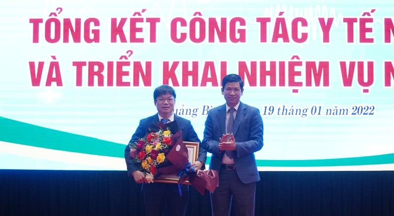 Đồng chí Phó Chủ tịch UBND tỉnh Hồ An Phong trao tặng danh hiệu Thầy thuốc Nhân dân cho bác sỹ Dương Thanh Bình.