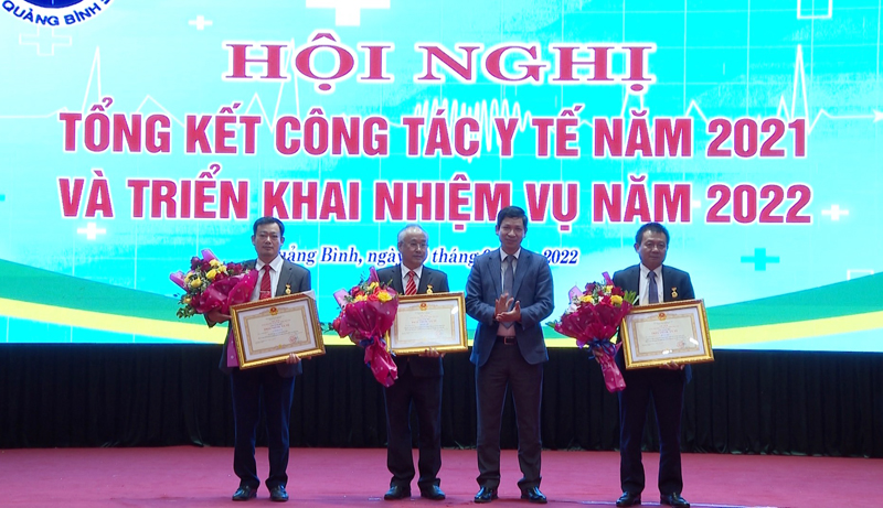 Đồng chí Phó Chủ tịch UBND tỉnh Hồ An Phong trao tặng danh hiệu Thầy thuốc Ưu tú cho 3 bác sỹ Lê Thanh Tuân, Đỗ Quốc Tiệp và Hồ Văn Tiến.