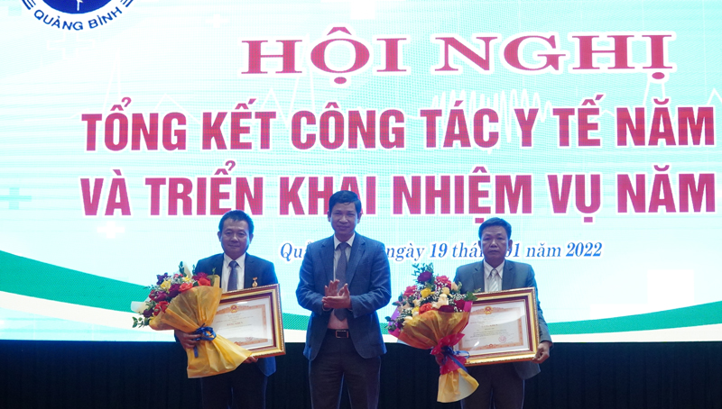 Đồng chí Phó Chủ tịch UBND tỉnh Hồ An Phong trao tặng Bằng khen của Thủ tướng Chính phủ cho Tập thể Trung tâm Kiểm soát bệnh tật và 1 cá nhân có thành tích xuất sắc trong công tác phòng chống dịch Covid-19.