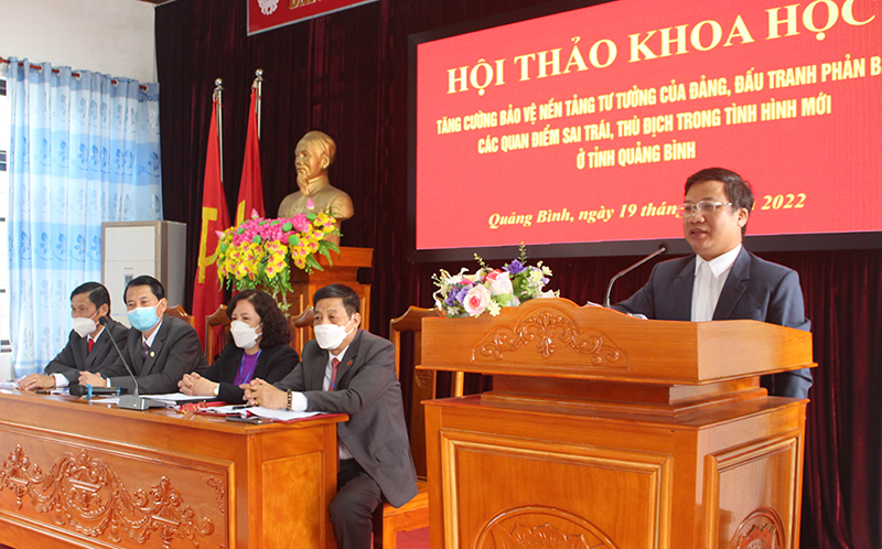 Đồng chí Trưởng Ban Tuyên giáo Tỉnh ủy Cao Văn Định phát biểu chỉ đạo tại hội thảo.