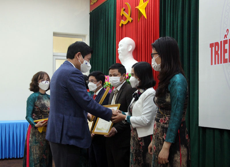 Đồng chí Hồ An Phong trao danh hiệu Tập thể lao động xuất sắc của UBND tỉnh cho các tập thể thuộc Sở Tư pháp