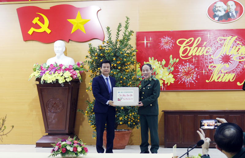 Trung tướng Đỗ Danh Vượng tặng quà cho đại diện lãnh đạo huyện Quảng Ninh.