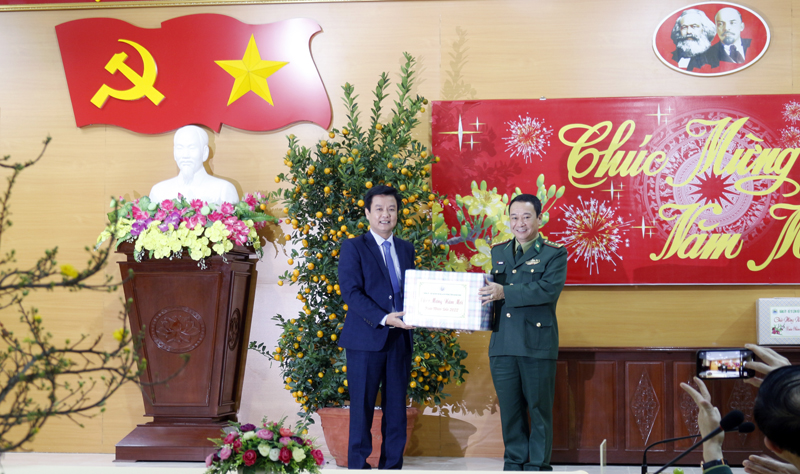 Đại tá Trịnh Thanh Bình, Chỉ huy trưởng Bộ Chỉ huy BĐBP tỉnh tặng quà huyện Quảng Ninh.