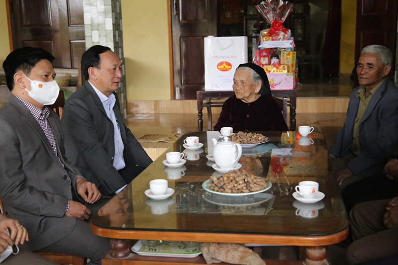  Đồng chí Phó Bí Thư Thường trực Tỉnh ủy Trần Hải Châu thăm hỏi tình hình sức khỏe Bà mẹ Việt Nam anh hùng Đinh Thị Sở.
